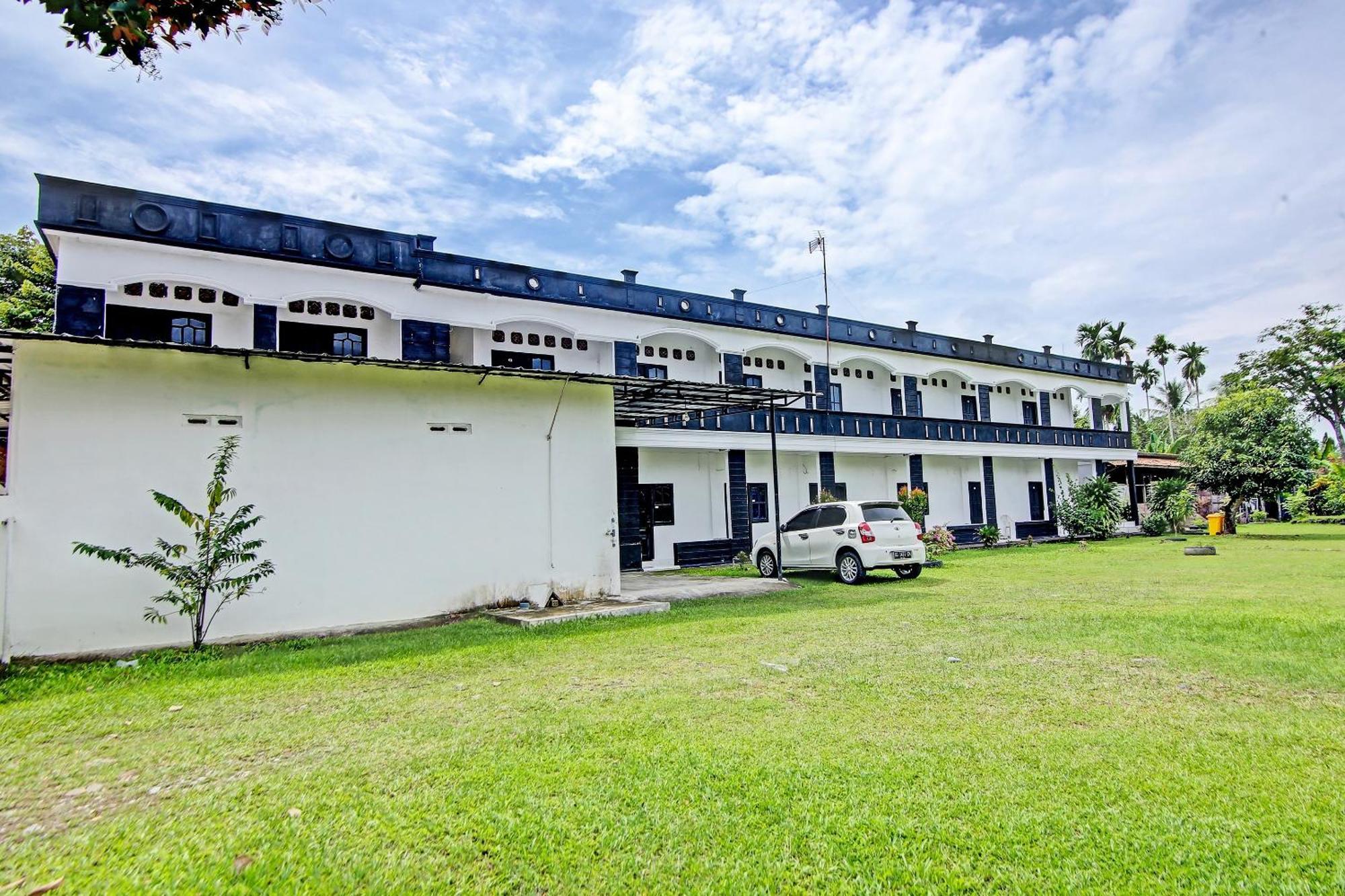 Oyo Life 91127 Wisma Sukajadi Syariah Perabumulih Extérieur photo