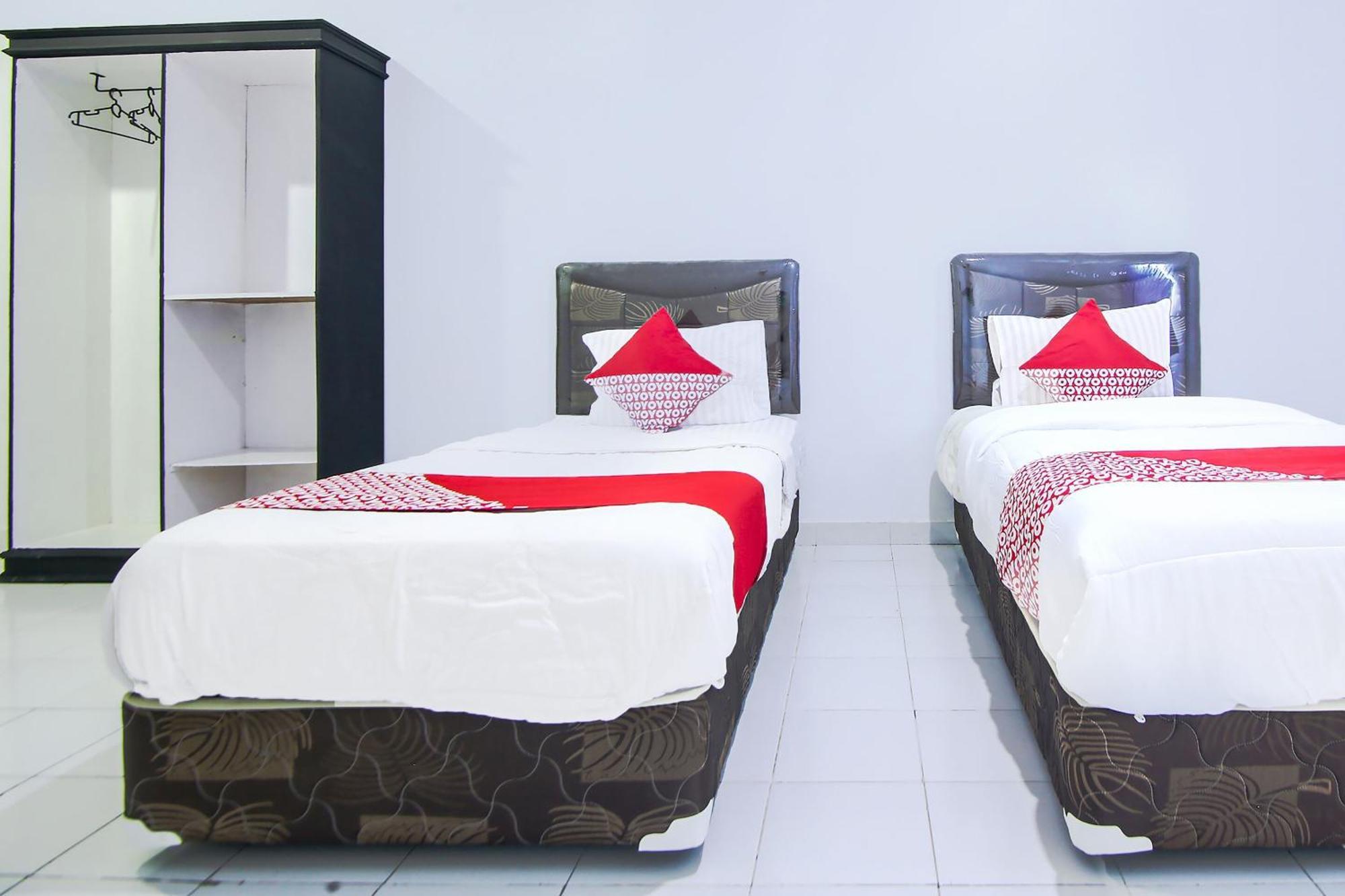Oyo Life 91127 Wisma Sukajadi Syariah Perabumulih Extérieur photo