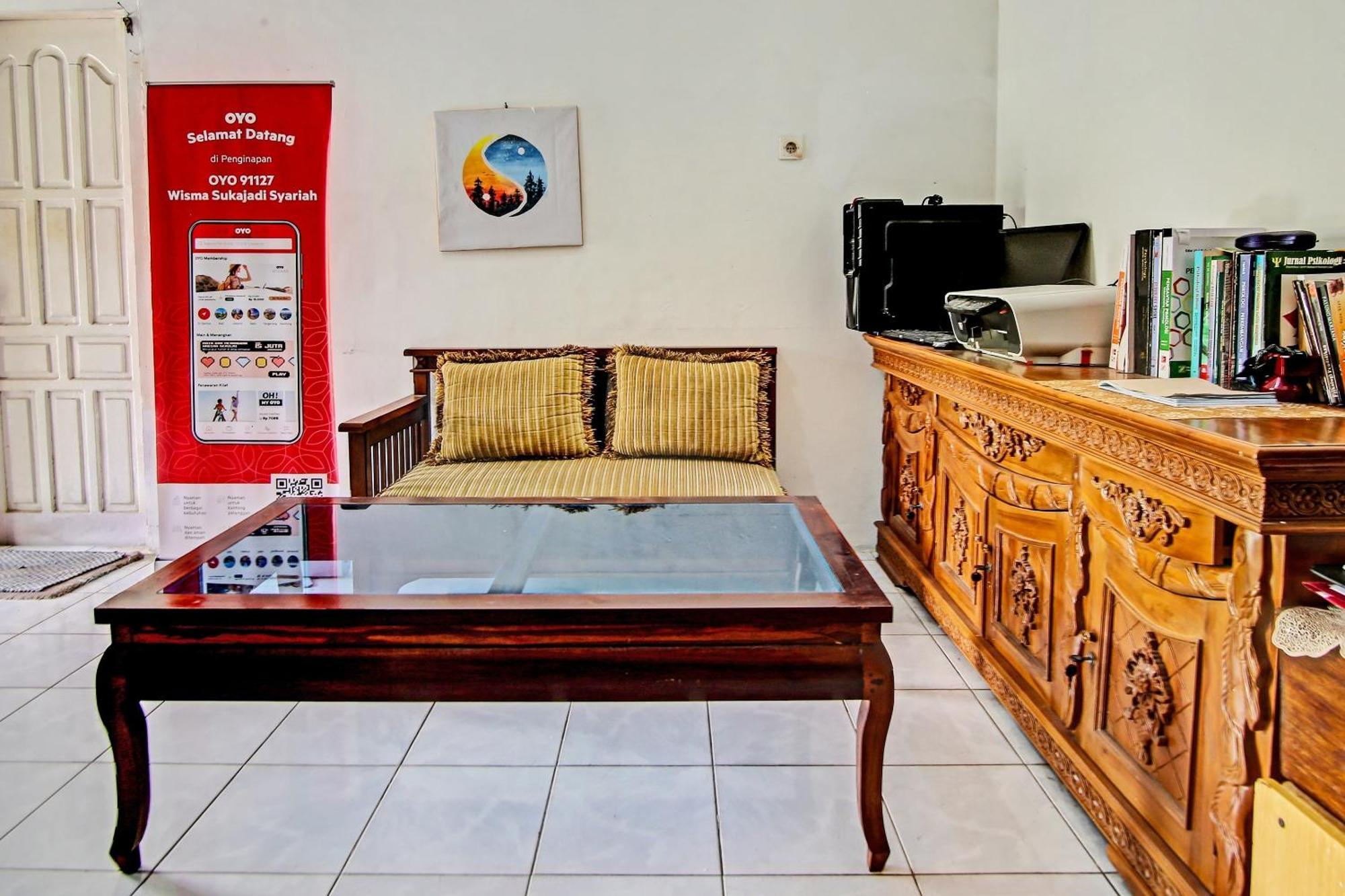 Oyo Life 91127 Wisma Sukajadi Syariah Perabumulih Extérieur photo