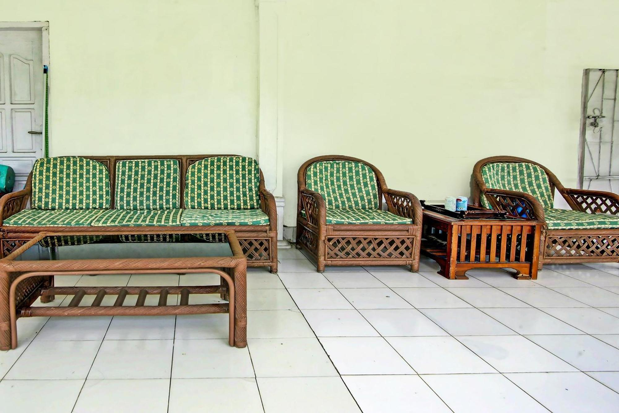 Oyo Life 91127 Wisma Sukajadi Syariah Perabumulih Extérieur photo