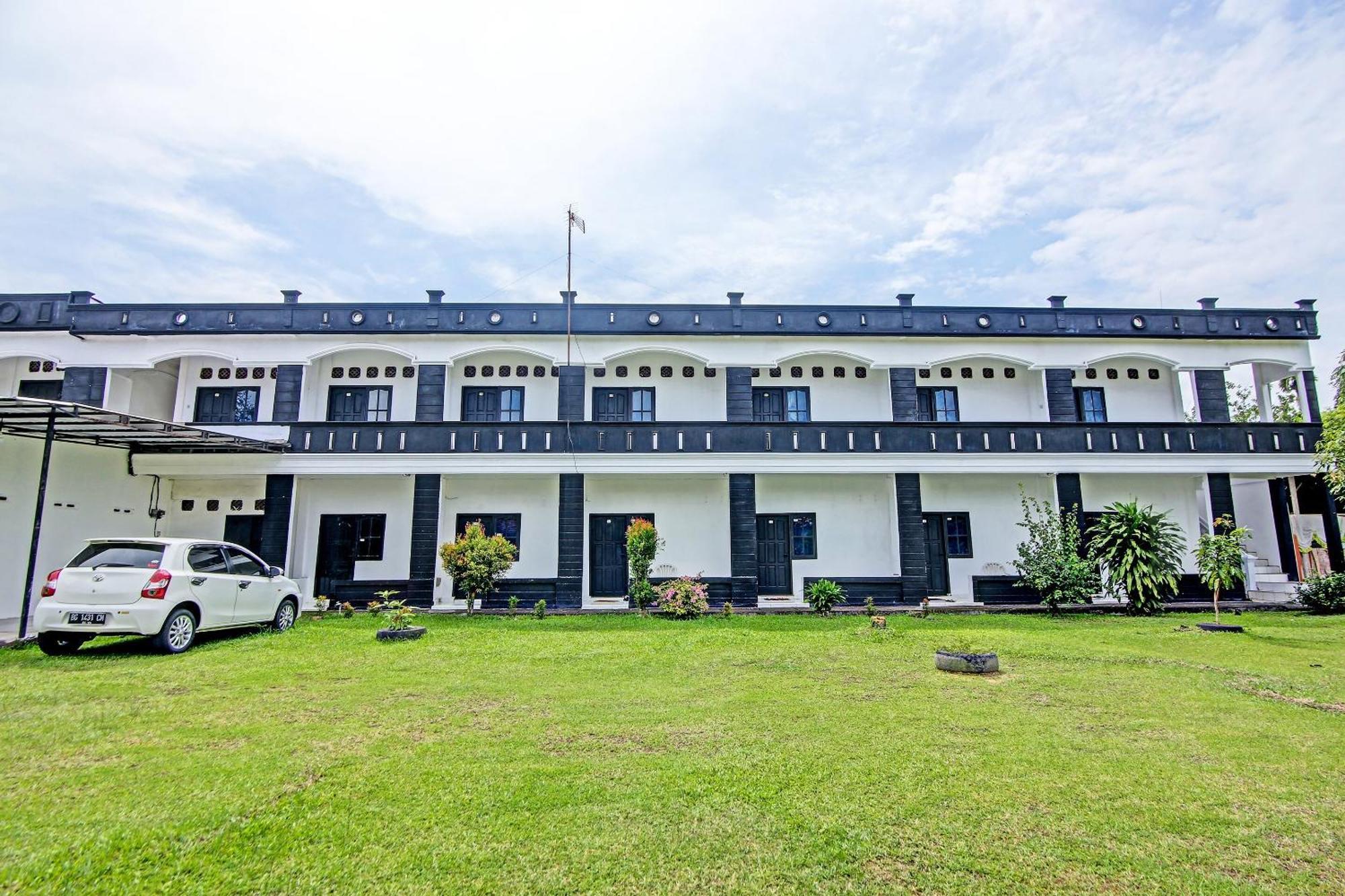 Oyo Life 91127 Wisma Sukajadi Syariah Perabumulih Extérieur photo