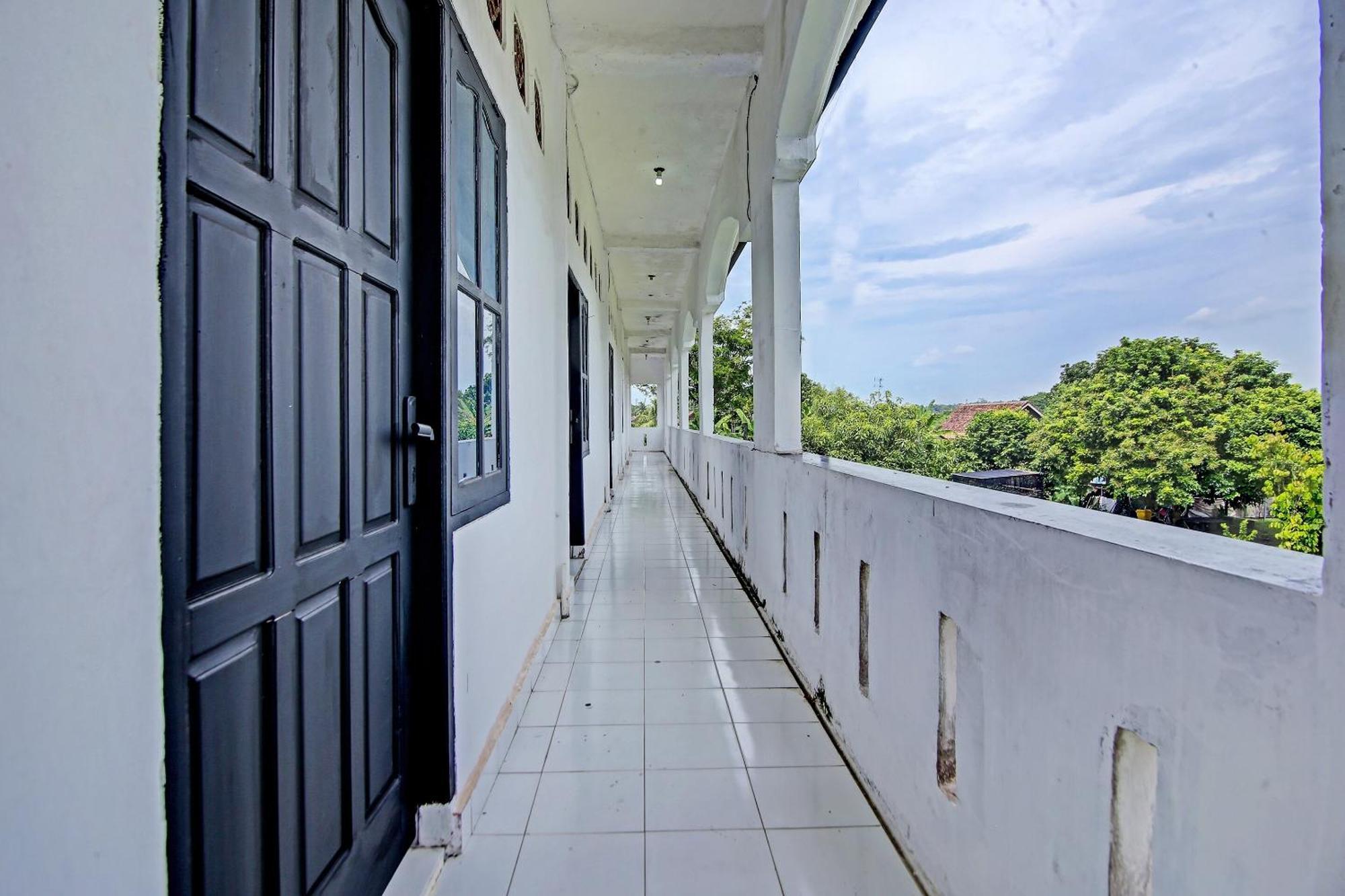Oyo Life 91127 Wisma Sukajadi Syariah Perabumulih Extérieur photo