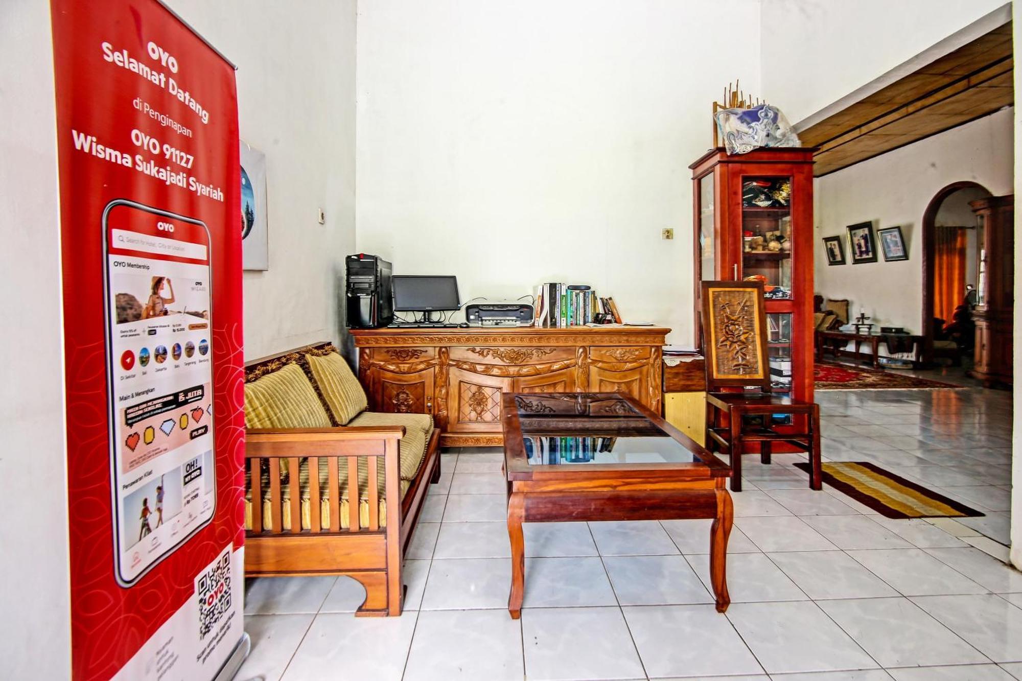 Oyo Life 91127 Wisma Sukajadi Syariah Perabumulih Extérieur photo