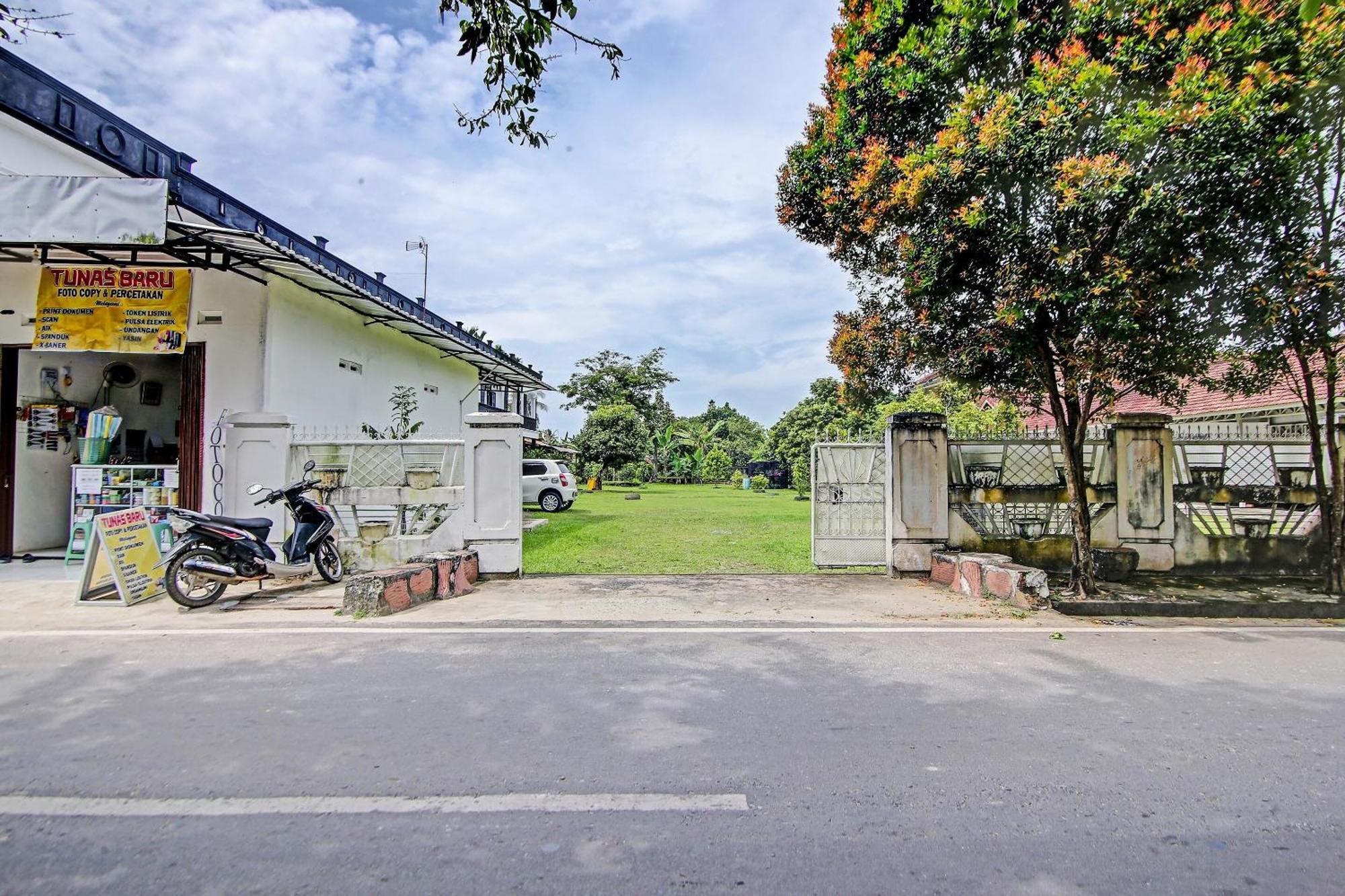 Oyo Life 91127 Wisma Sukajadi Syariah Perabumulih Extérieur photo