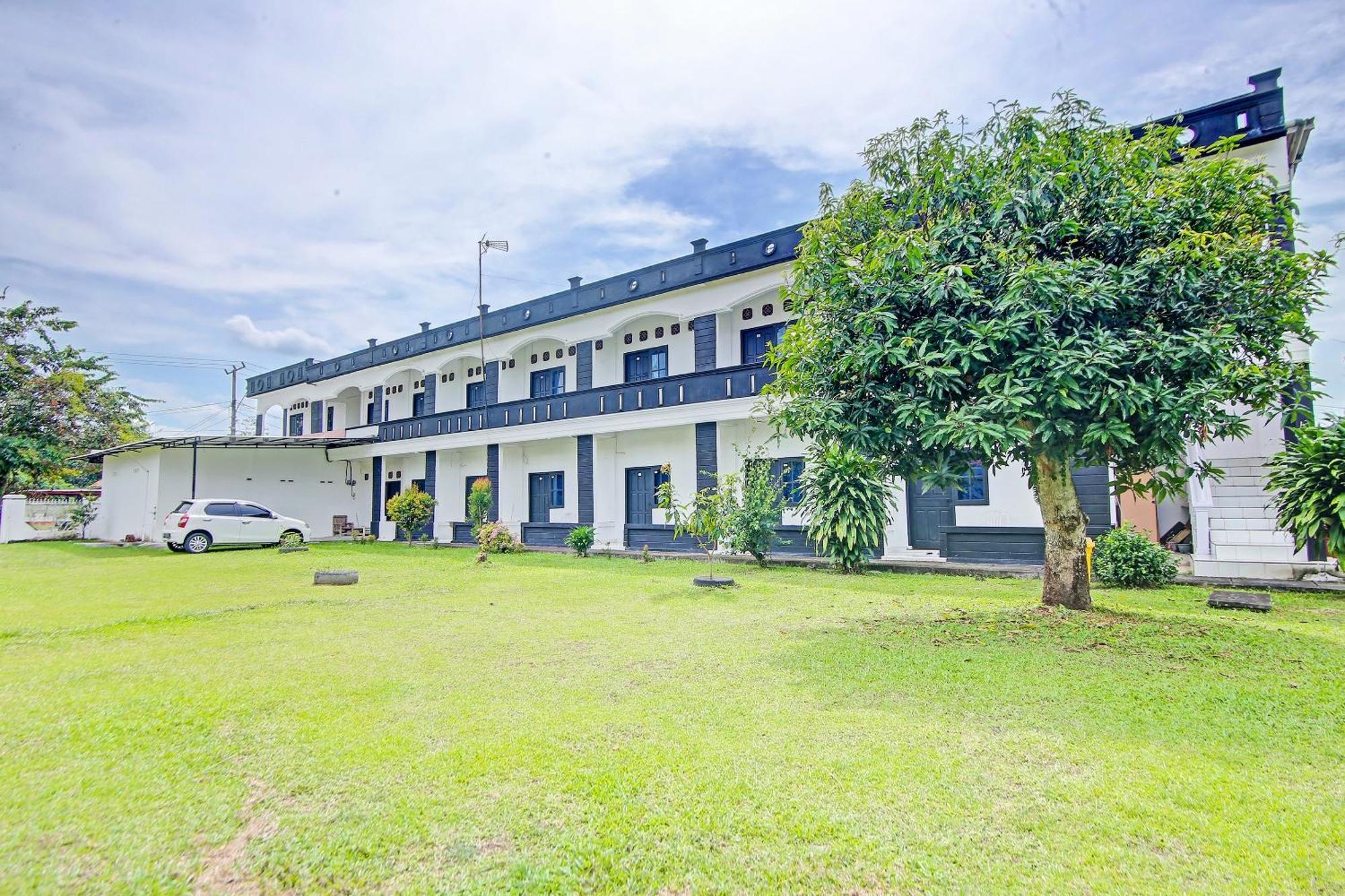 Oyo Life 91127 Wisma Sukajadi Syariah Perabumulih Extérieur photo